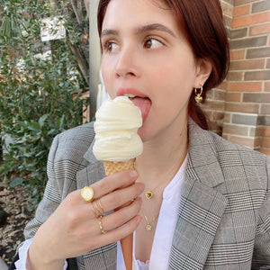 Imagen modelo comiendo helado usando anillos de plata y oro