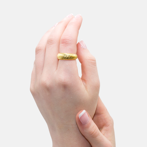 Imagen mano usando un anillo de oro con fondo blanco